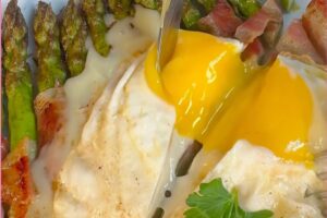 piatto di asparagi con uovo e altri ingredienti