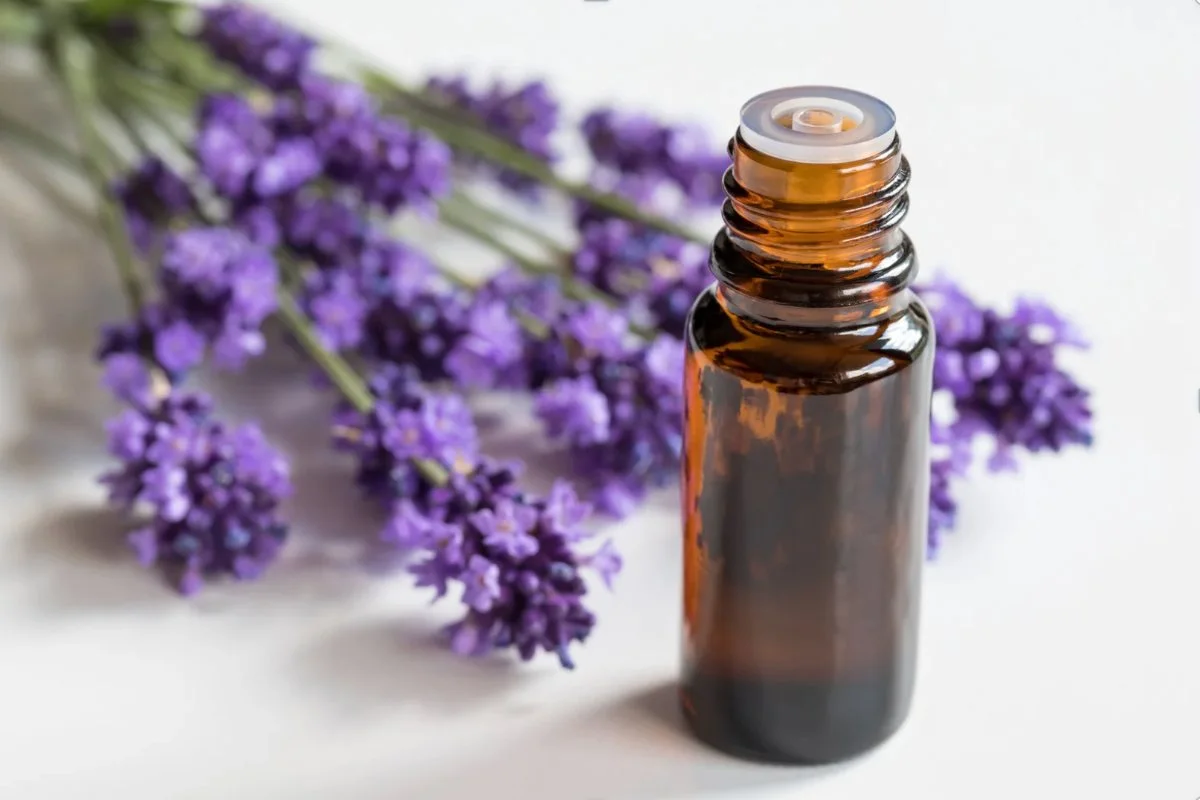 Flacone con olio di lavanda