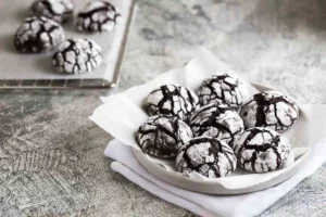 piatto con biscotti al cioccolato