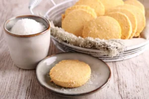 biscotti con accanto della farina