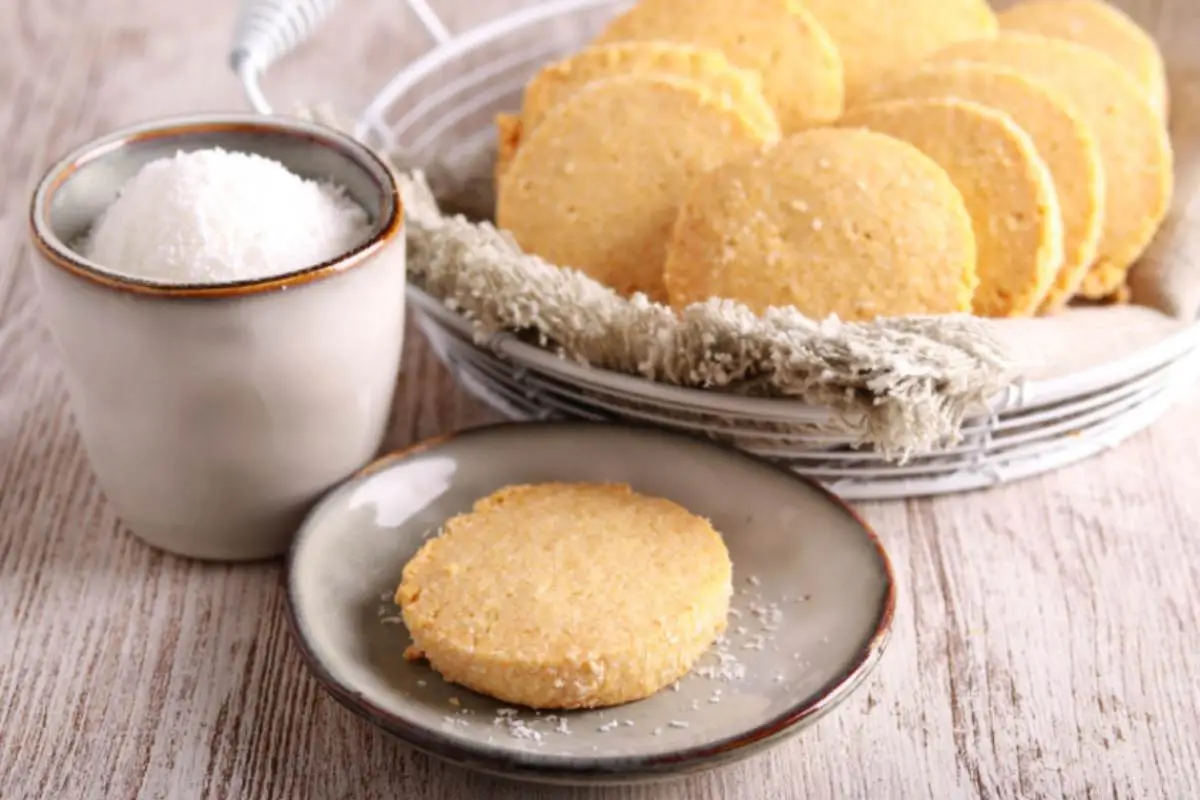 biscotti con accanto della farina