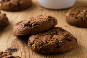 biscotti con gocce di cioccolato sul tavolo
