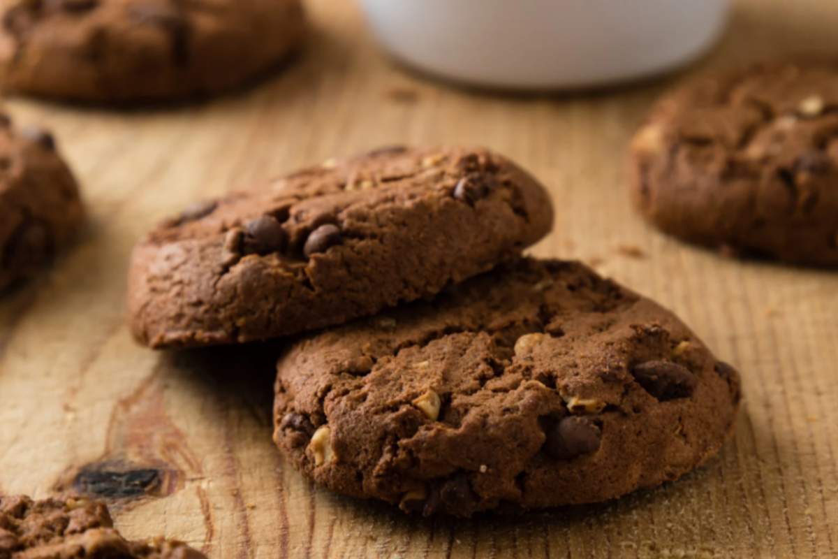 biscotti con gocce di cioccolato sul tavolo