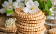 pila di biscotti con sopra un fiorellino bianco