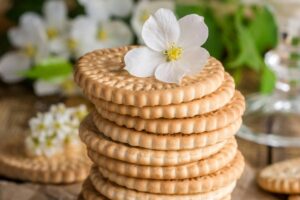 pila di biscotti con sopra un fiorellino bianco