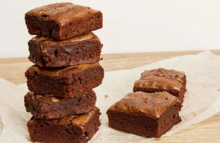 pila di brownies al cioccolato uno sopra all'altro