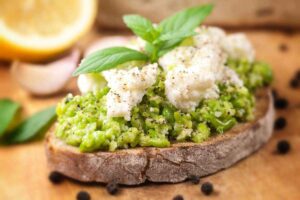 bruschetta con fave e mozzarella