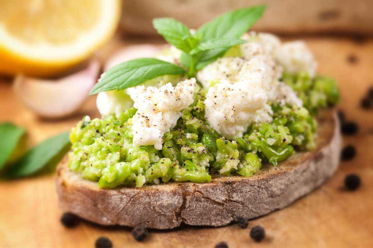 bruschetta con fave e mozzarella