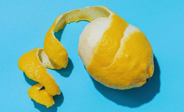 un limone sbucciato per metà