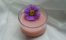 budino dentro un bicchiere di vetro con sopra un fiore viola