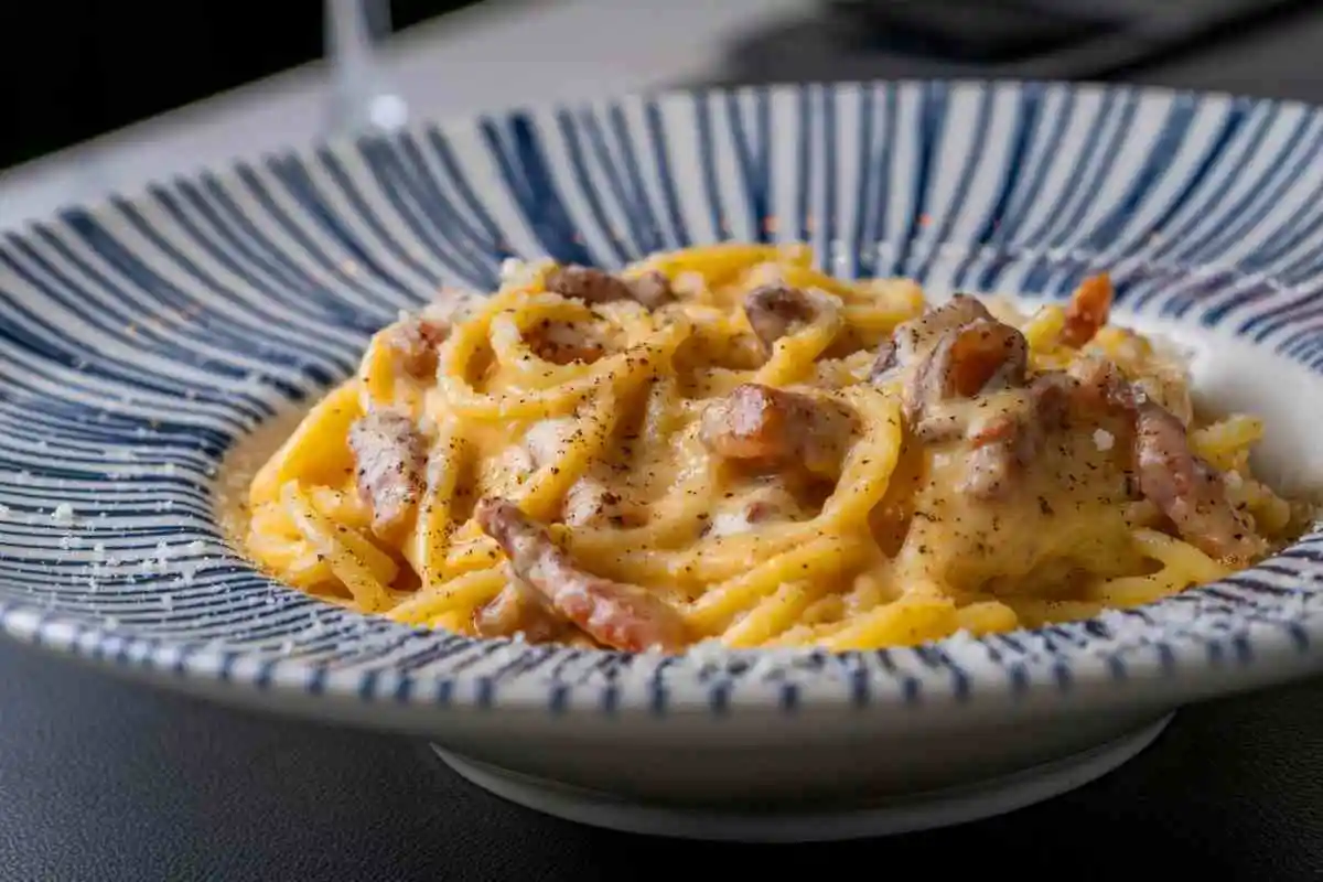 piatto di spaghetti carbonara