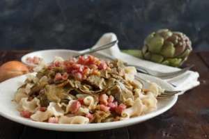Piatto con pasta, carciofi e pancetta