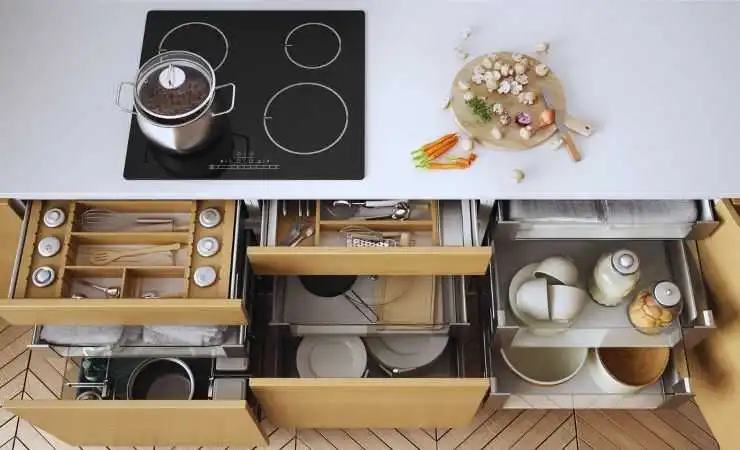 i cassetti della cucina e un piano cottura