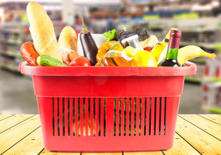 cestino del supermercato pieno di cibo