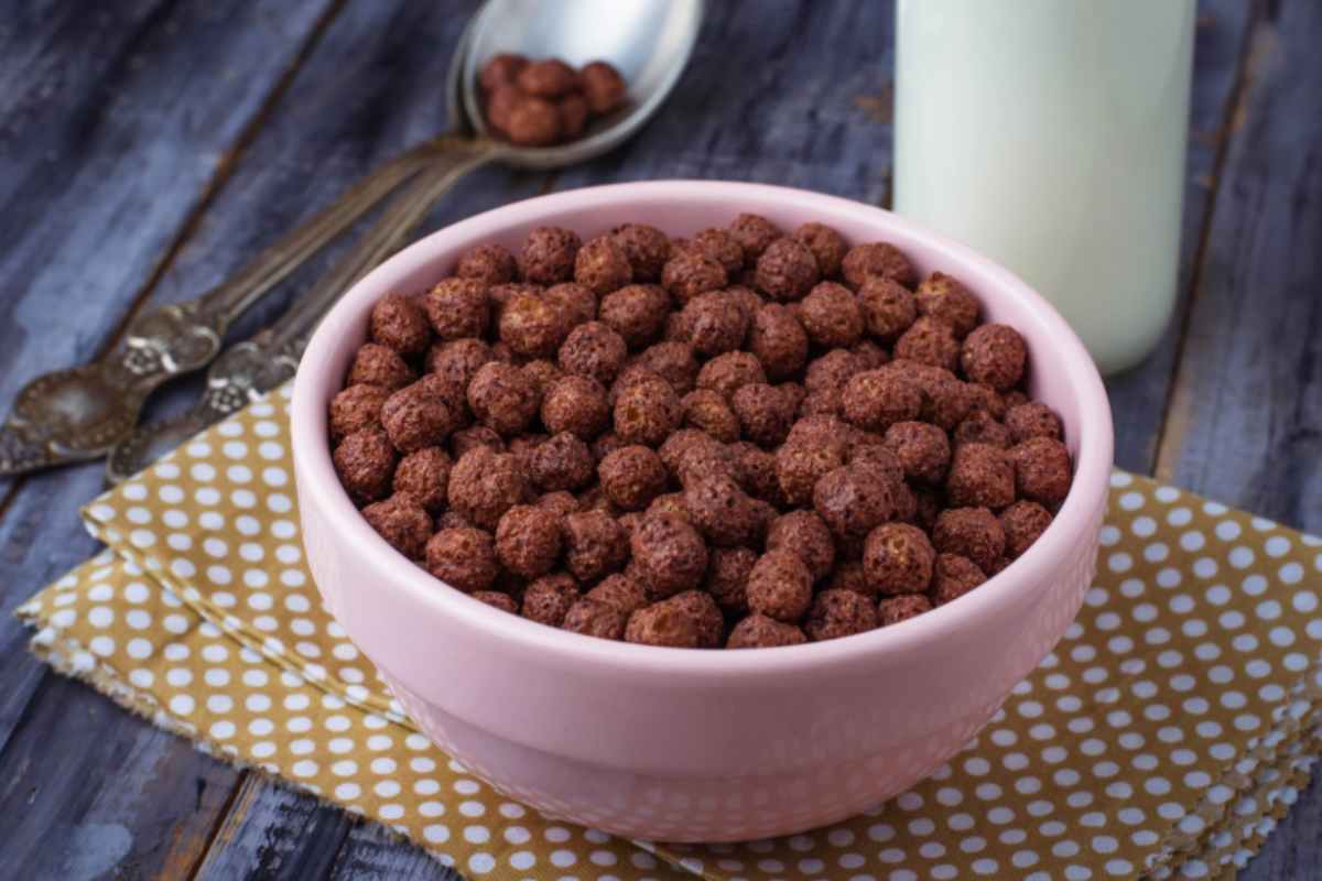tazza piena di cereali al cacao