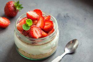 Cheesecake alle fragole nel bicchiere