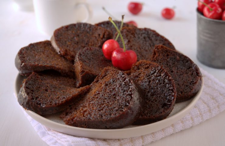 fette di torta al cioccolato su un piatto con sopra delle ciliegie