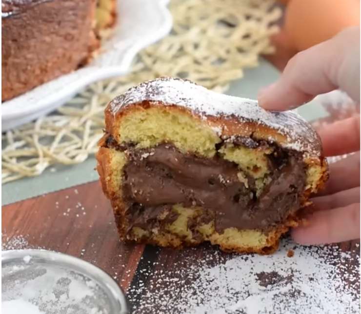 fetta di ciambellone con nutella