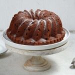 ciambellone al cacao sopra ad un'alzatina per torte