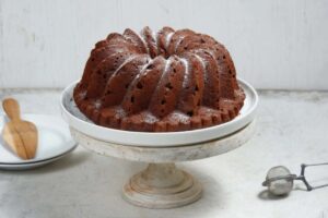 ciambellone al cacao sopra ad un'alzatina per torte