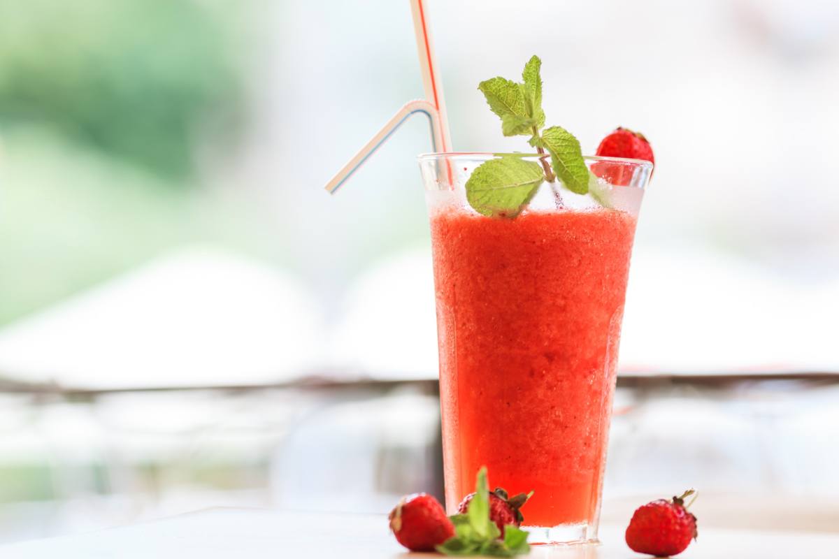Bicchiere con cocktail fragole