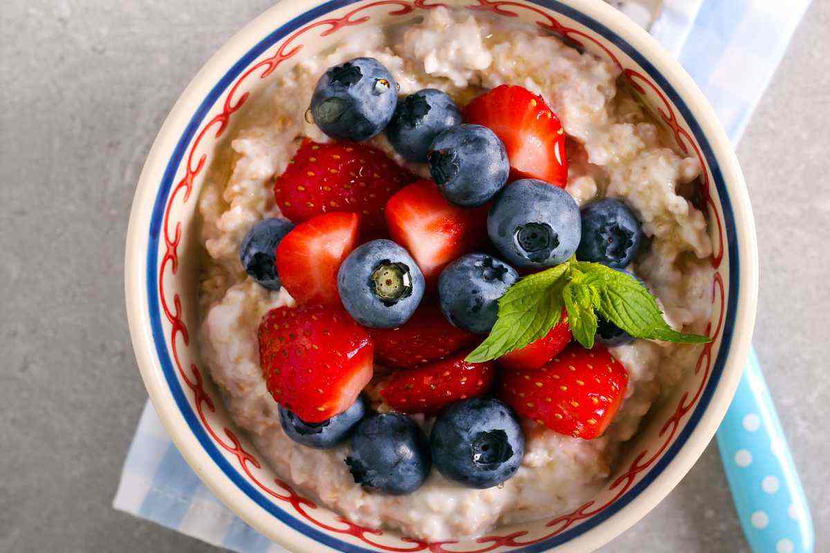 tazza di porridge con fragole e mirtilli