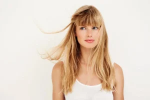 Donna con capelli biondi