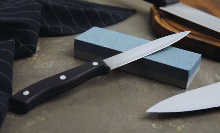 coltello e pietra per affilarlo