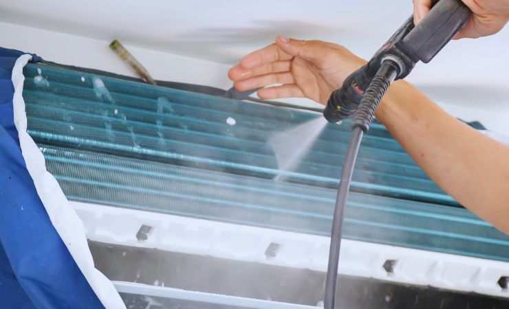 condizionatore smontato e pulito con l'acqua