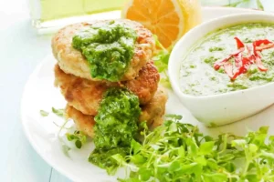 Cotolette con pesto in un piatto