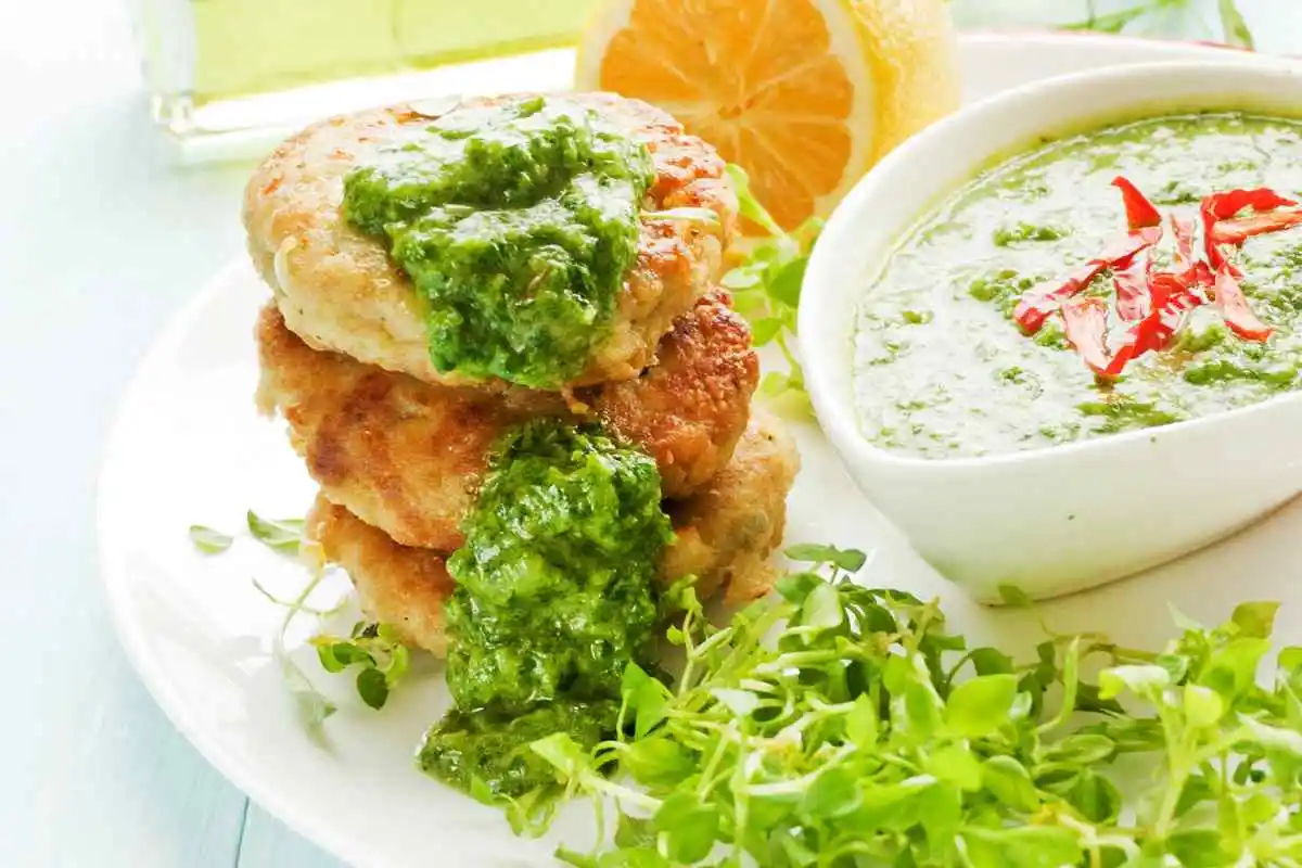 Cotolette con pesto in un piatto
