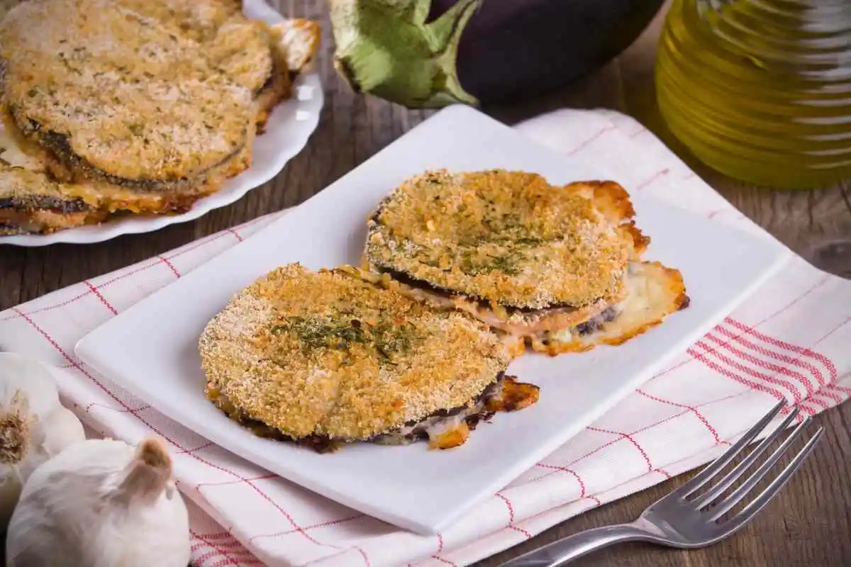 cotolette di melanzane in un piatto