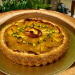 crostata con sopra delle mele a fettine