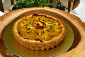 crostata con sopra delle mele a fettine