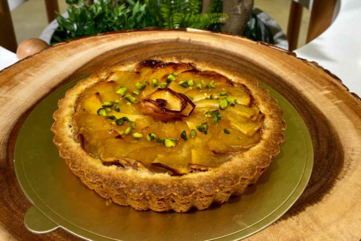 crostata con sopra delle mele a fettine
