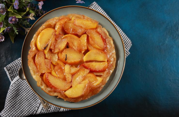 crostata con sopra della frutta a fette