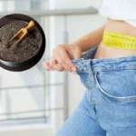 una ragazza con i pantaloni larghi e nel cerchietto i semi di chia
