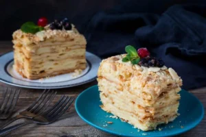 Dolce con crema, sfogliatelle e frutta