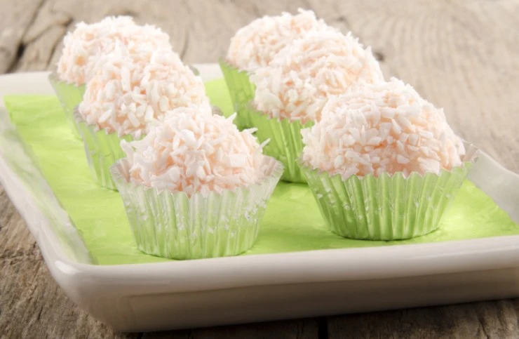 dolcetti ricoperti di cocco dentro dei pirottini