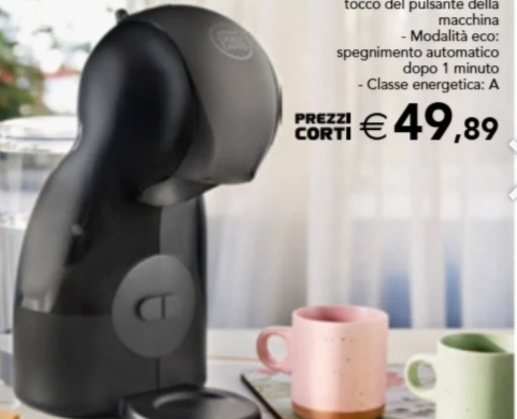 macchina per il caffè con accanto due tazze