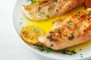 Pesce nel piatto con limone e salsa
