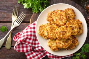 cotolette dorate in un piatto