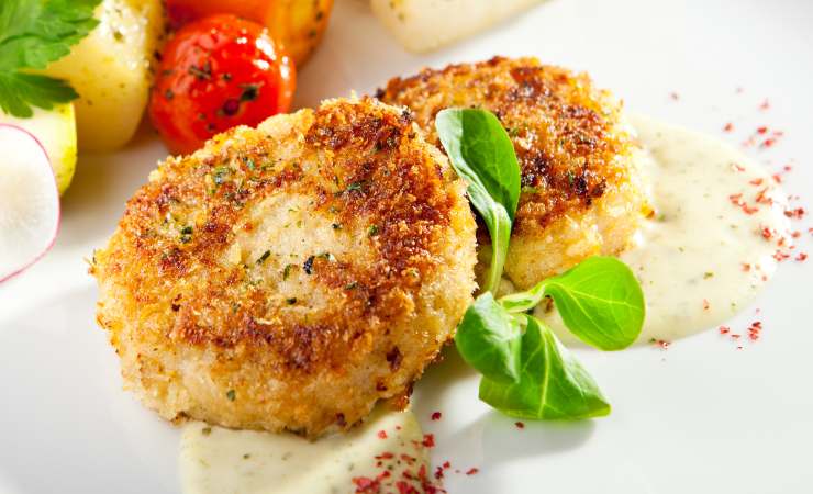 cotolette in un piatto con salsa bianca