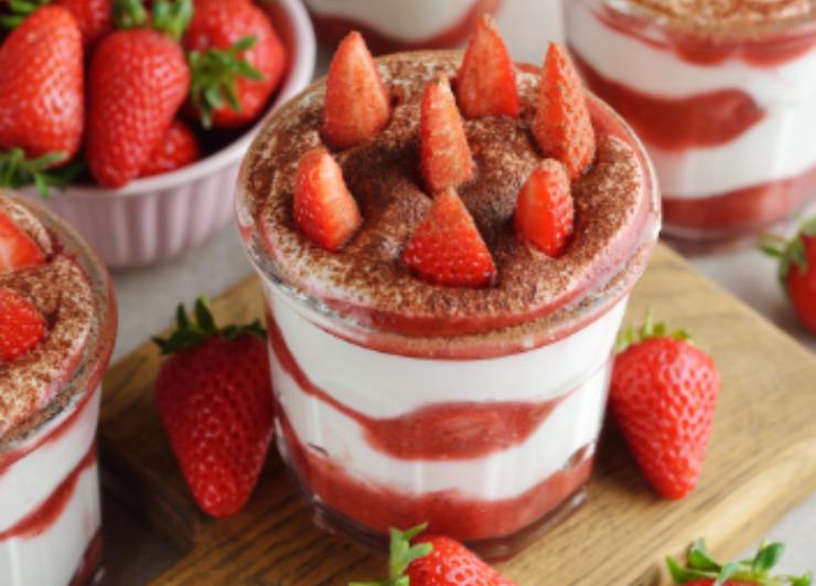 coppette di tiramisù alle fragole con sopra delle fragole