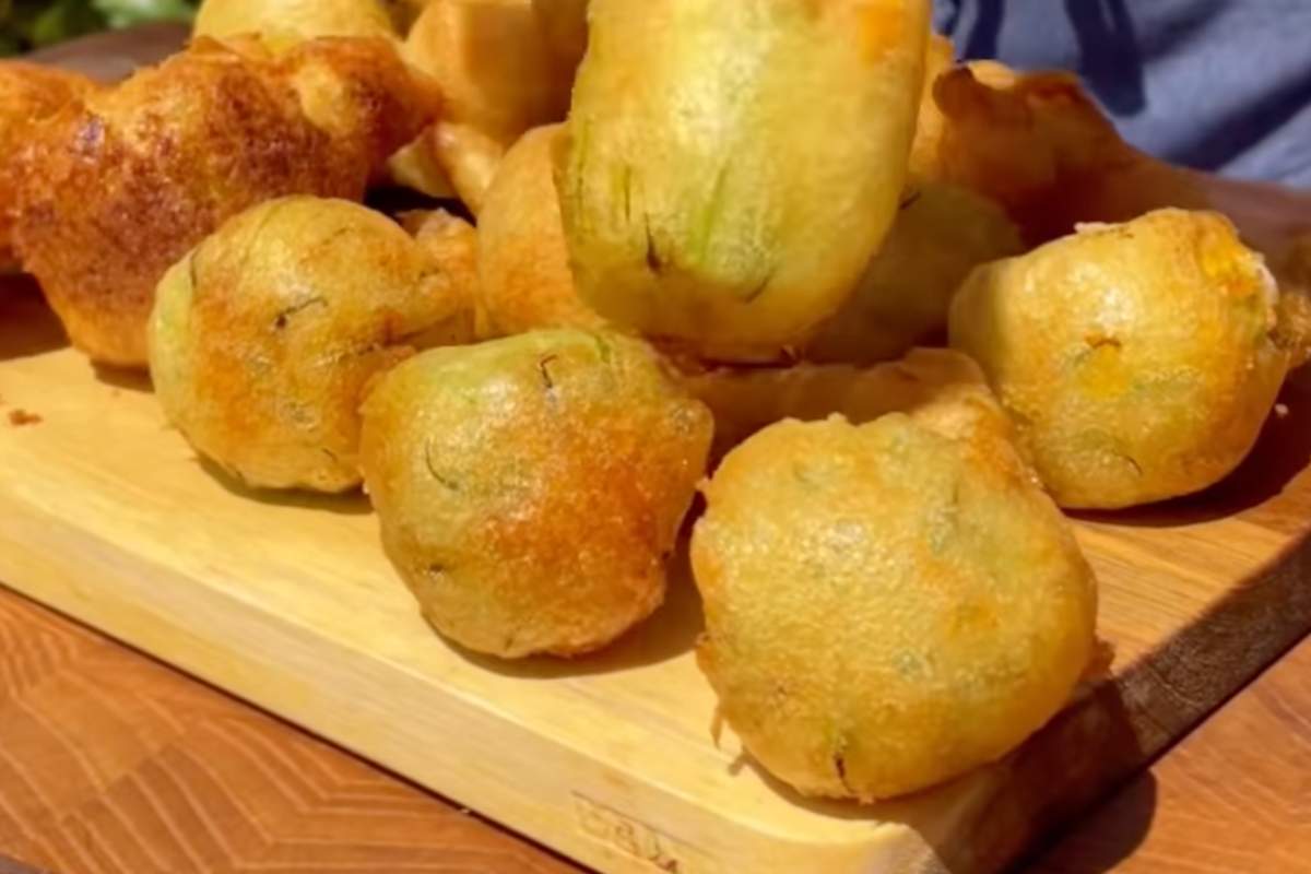 fiori di zucca su tagliere