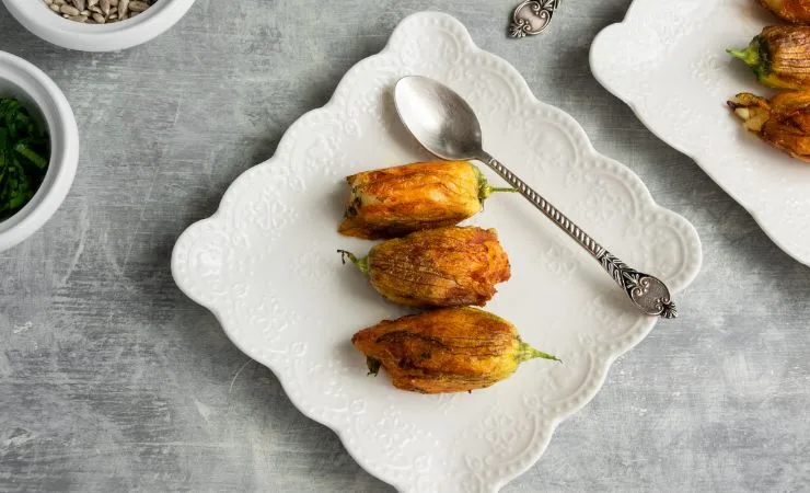 Piatto con tre fiori di zucca