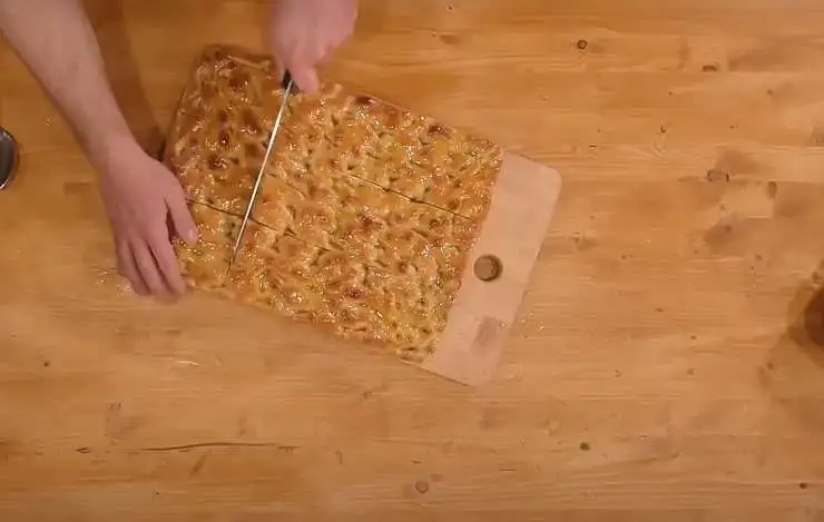 focaccia su tagliare tagliata con coltello