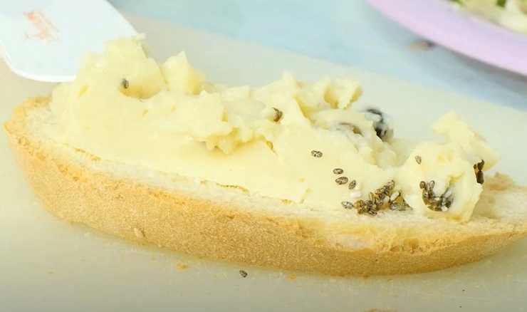 formaggio vegano su pane