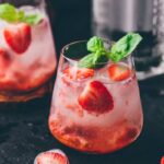 Bicchiere con cocktail alle fragole e menta