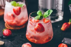 Bicchiere con cocktail alle fragole e menta